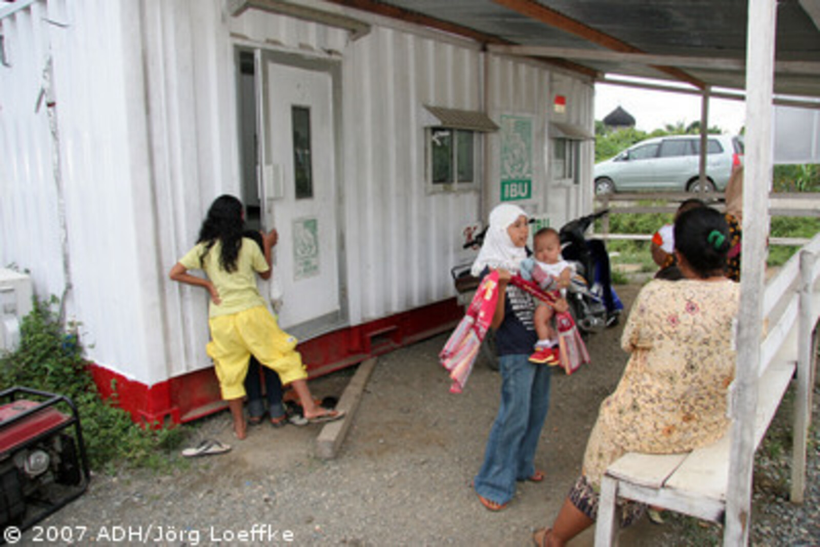 Tsunami-Hilfe Indonesien: Aussenansicht des Aktion Medeor-IBU Klinik Containers in Blang Brandang