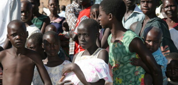 Flut Afrika, Kinder beobachten die Hilfslieferung