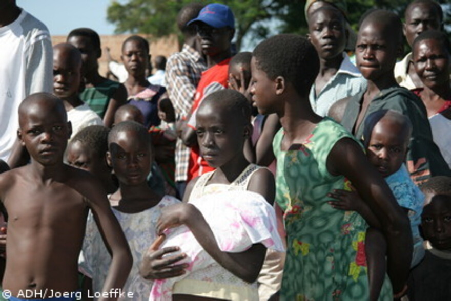 Flut Afrika, Kinder beobachten die Hilfslieferung