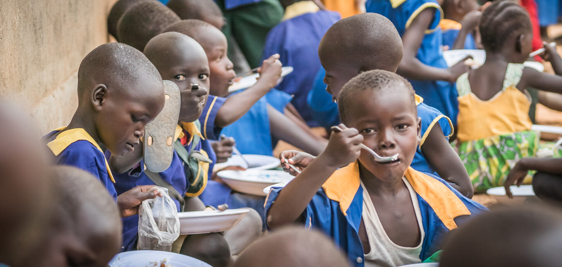 Kinder im Südsudan erhalten täglich Mittagessen in der Schule. Kinder im Südsudan erhalten täglich Mittagessen in der Schule.