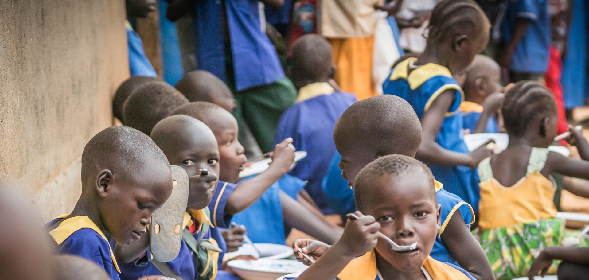 Kinder im Südsudan erhalten täglich Mittagessen in der Schule. Kinder im Südsudan erhalten täglich Mittagessen in der Schule.
