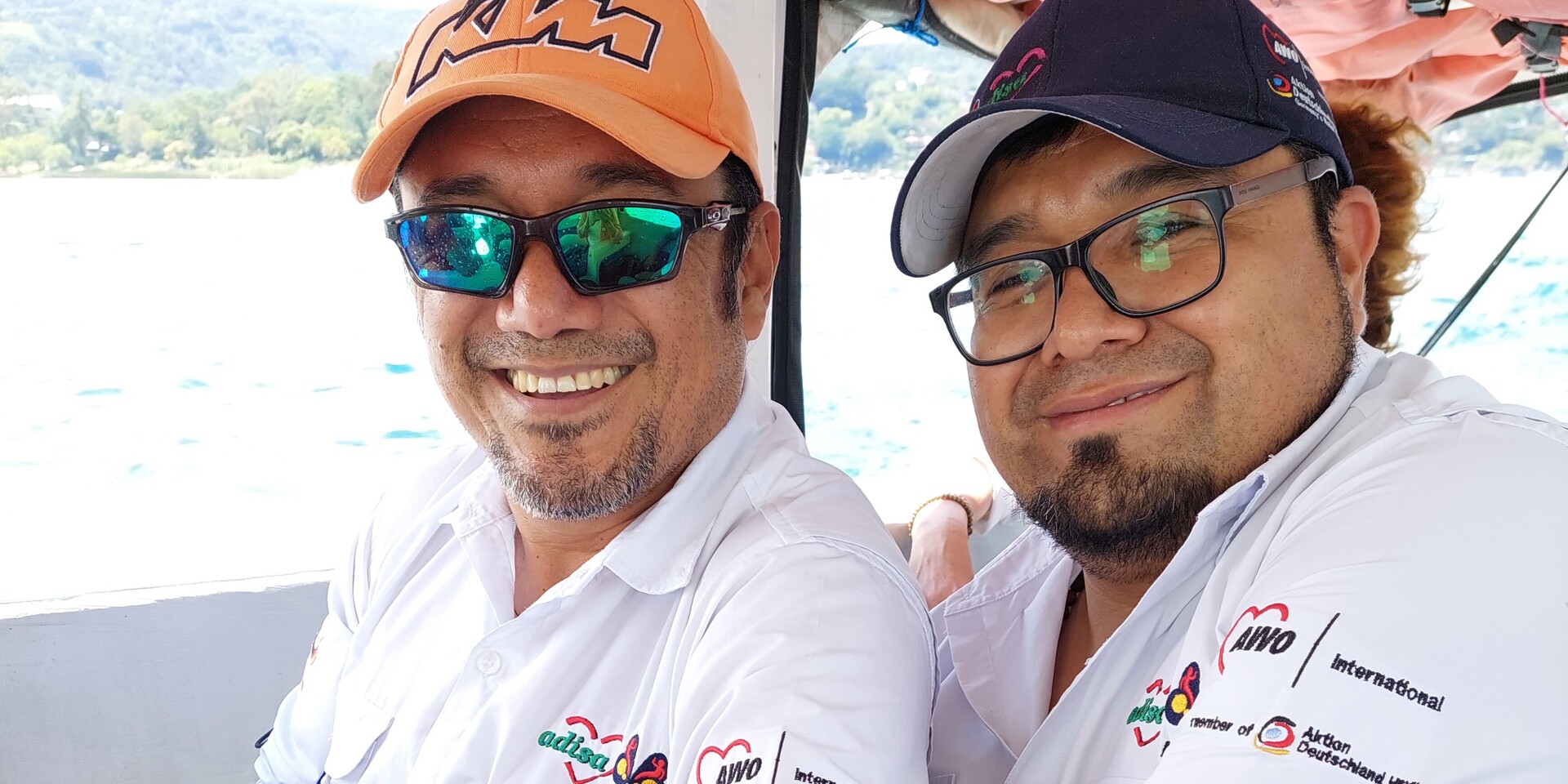 Mauricio (l.) und Antonio (r.) arbeiten für die lokalen Partnerorganisationen acopedia und ASIDA