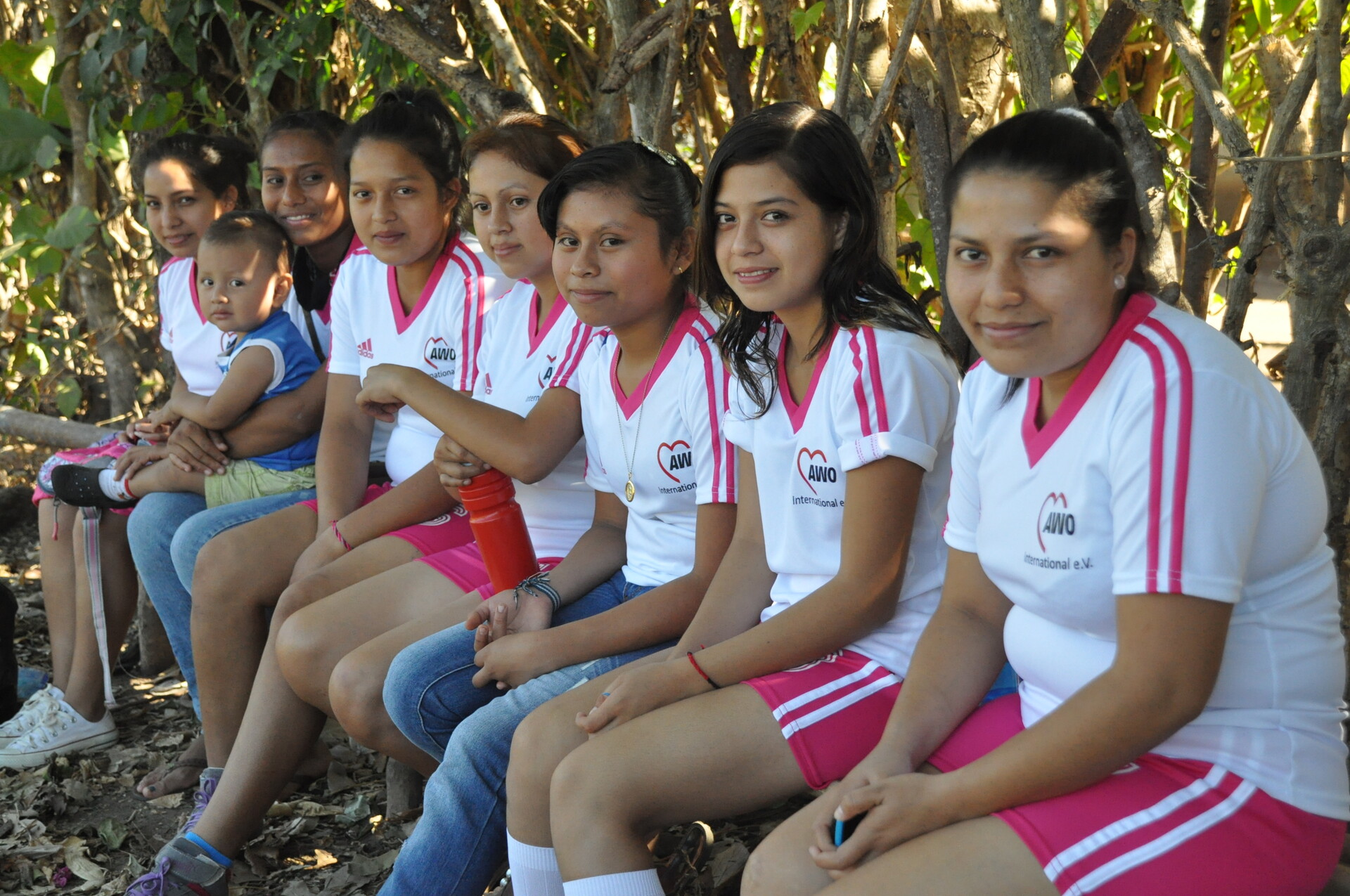 In San Salvador sitzen Mädchen von einer Fußballmannschaft.