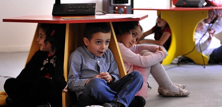 In Georgien lernen Kinder, wie sie sich bei Erdbeben verhalten In Georgien lernen Kinder, wie sie sich bei Erdbeben verhalten