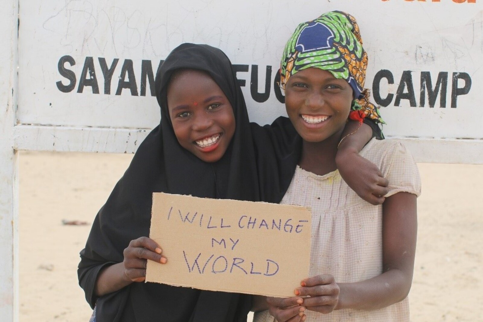 Das Mädchen Hindatou (links), das im Flüchtlingscamp neuen Mut fasste, mit einer Freundin