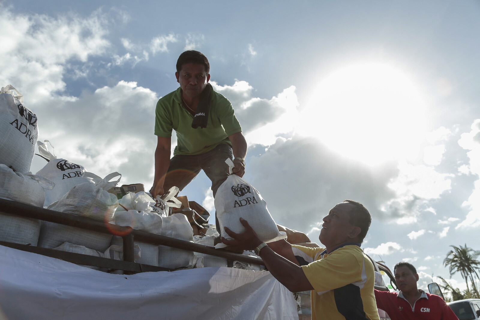 Helfer von ADRA beim Hilfseinsatz auf den Philippinen nach Taifun Haiyan