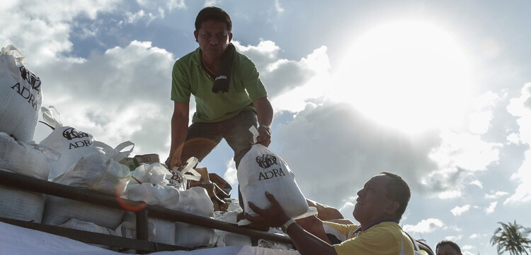 Helfer von ADRA beim Hilfseinsatz auf den Philippinen nach Taifun Haiyan