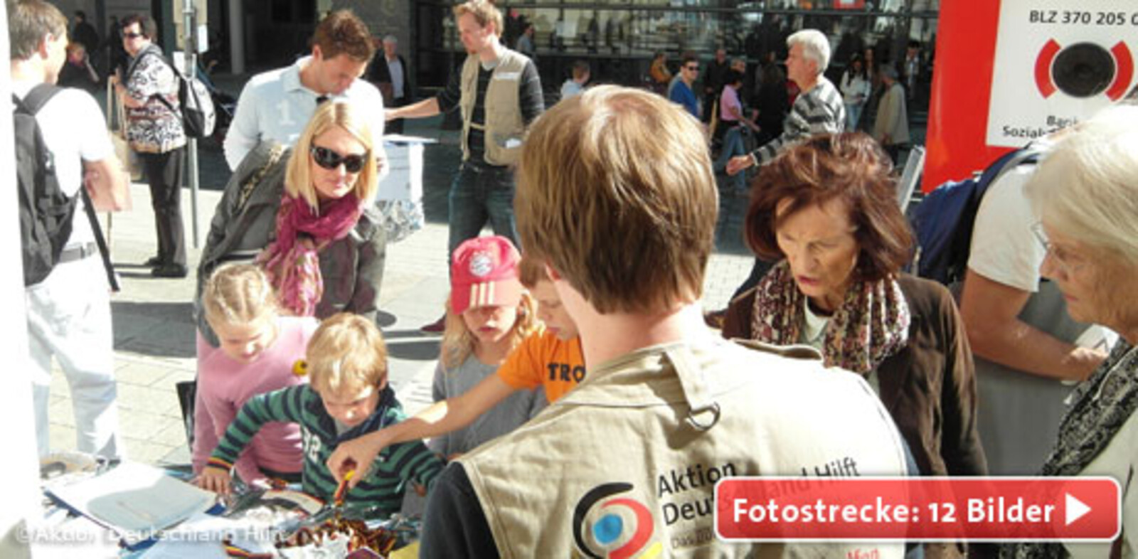 Besucher am Stand von Aktion Deutschland Hilft beim Deutschlandfest