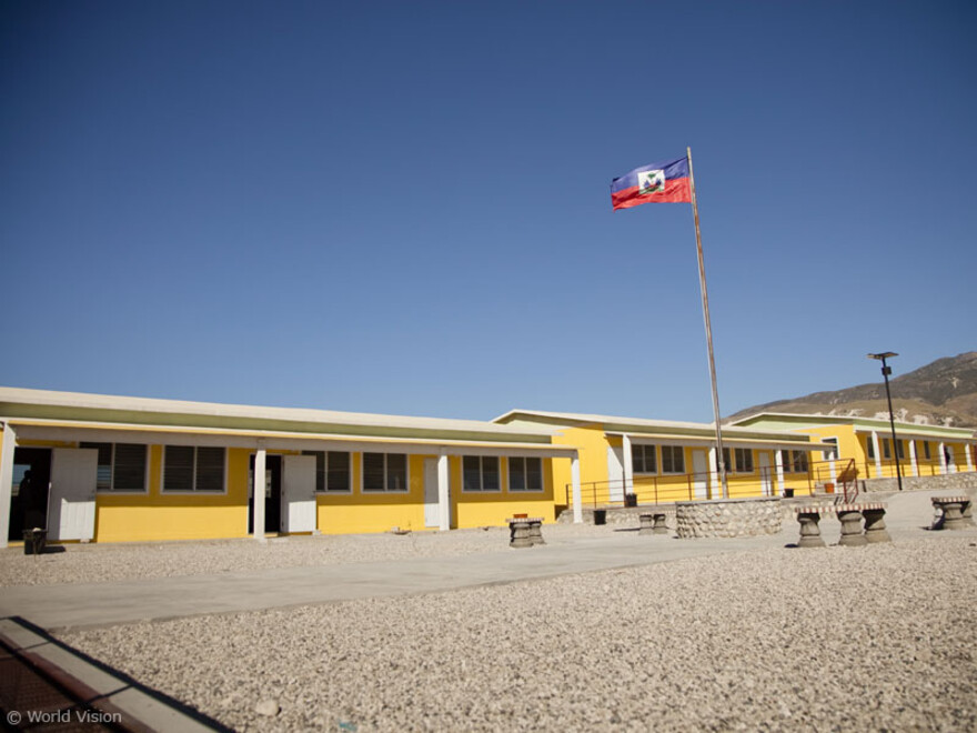 Die Schule von World Vision im Camp Corail wurde von der Deutschen Telekom finanziert