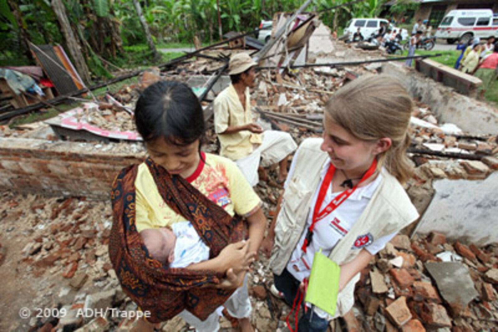 Katastrophen Südostasien: Helferin spricht mit einer betroffenen Frau