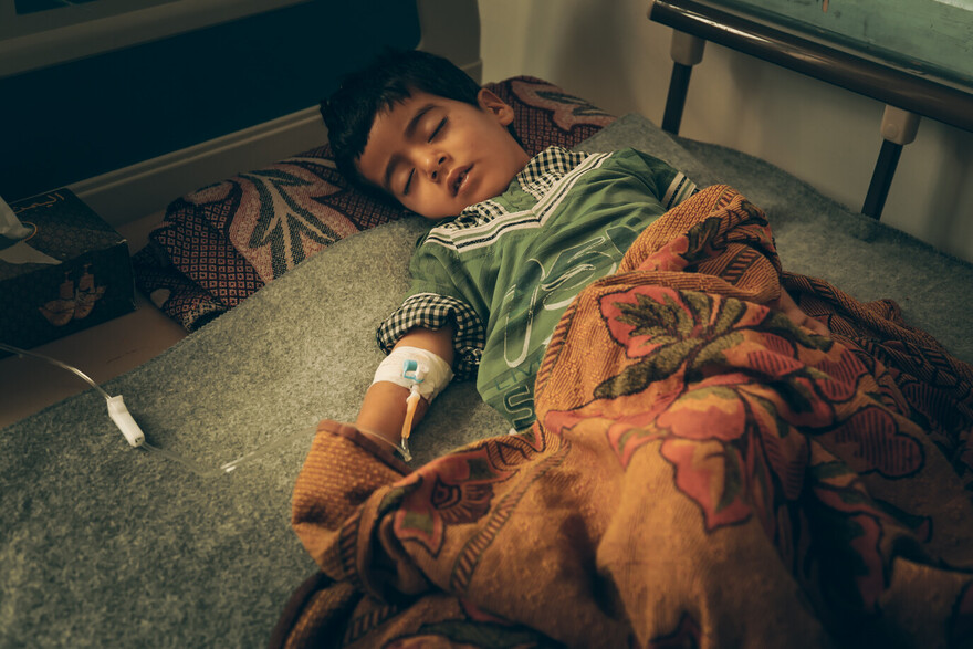 Erschöpft durch die Cholera-Erkrankung schläft ein Junge im Krankenhaus Erschöpft durch die Cholera-Erkrankung.