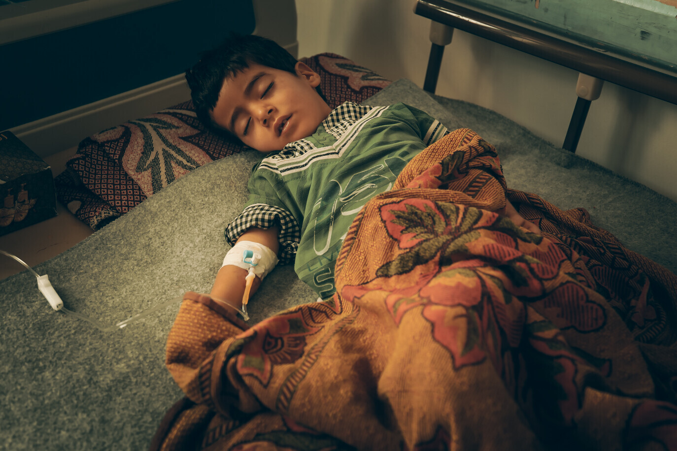 Erschöpft durch die Cholera-Erkrankung schläft ein Junge im Krankenhaus Erschöpft durch die Cholera-Erkrankung.