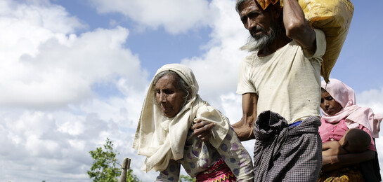 Rohingya bei der Flucht nach Bangladesch