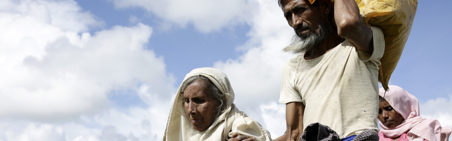 Rohingya bei der Flucht nach Bangladesch