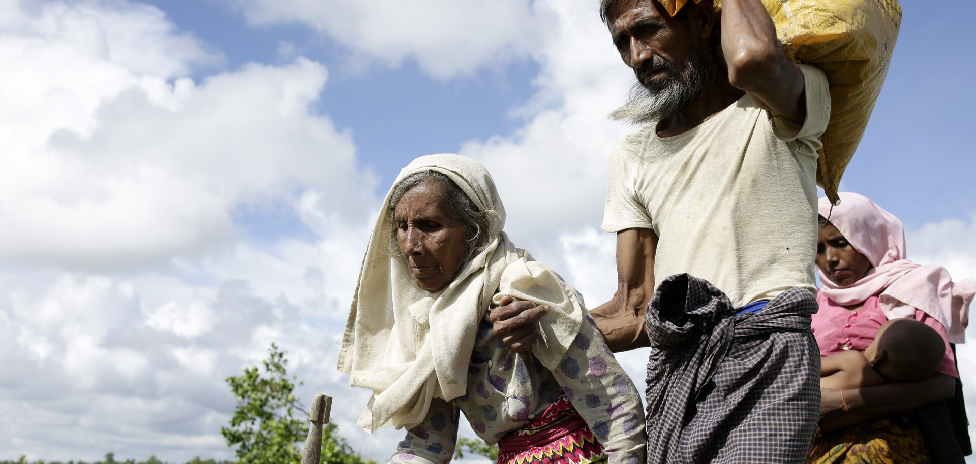 Rohingya bei der Flucht nach Bangladesch Rohingya bei der Flucht nach Bangladesch