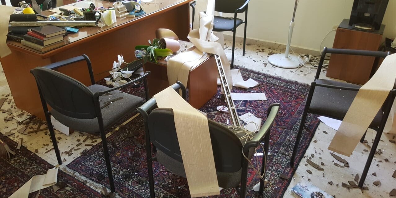 Ein zerstörtes Büro unserer Bündnisorganisation Kinderhilfswerk Stiftung Global-Care in Beirut