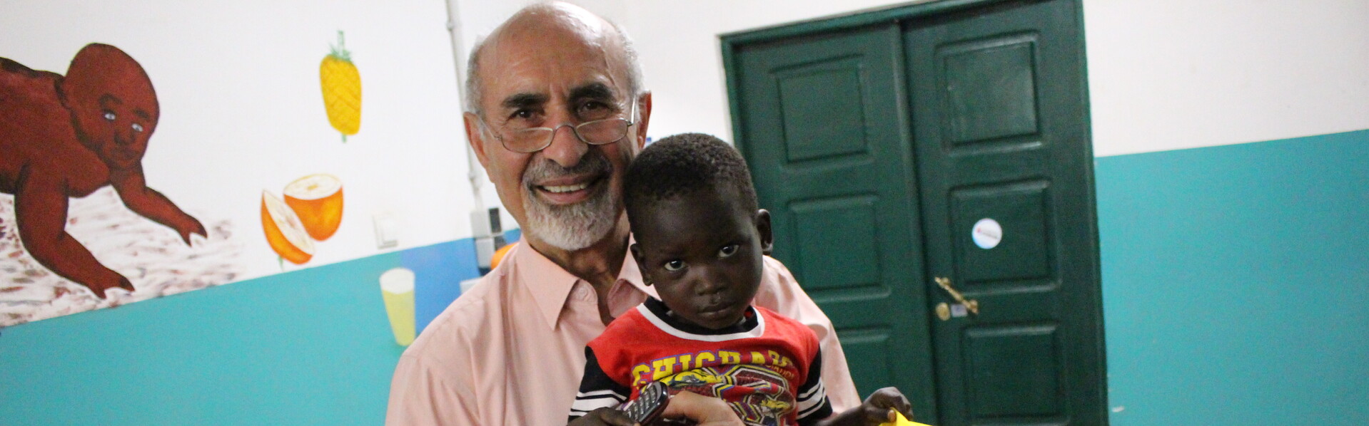 Dr. Emmanouilidis mit einem Kind in der Kinderambulanz in Guinea-Bissau