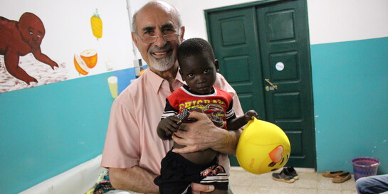Dr. Emmanouilidis mit einem Kind in der Kinderambulanz in Guinea-Bissau