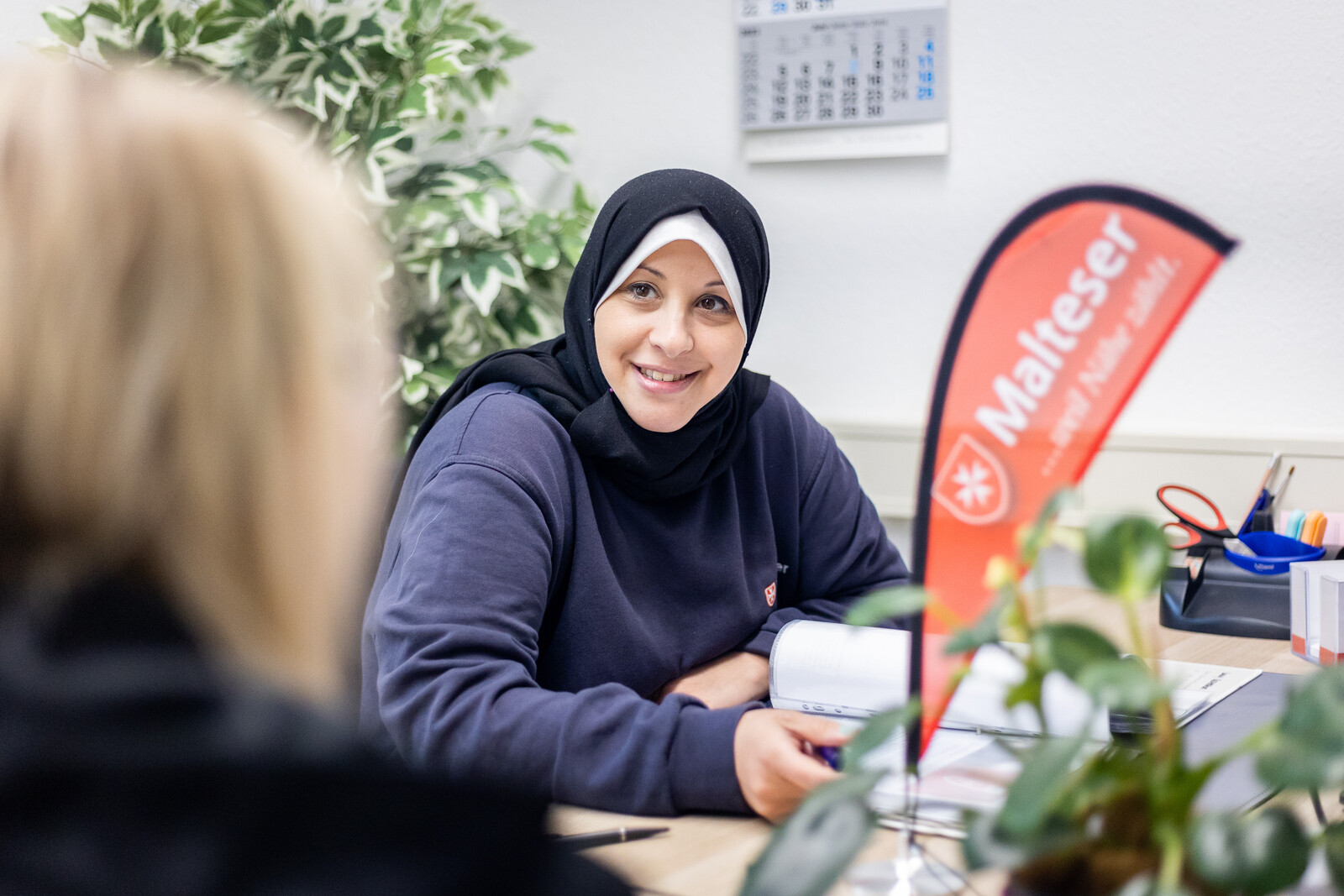 Eine Helferin der Malteser berät eine Frau in einem Fluthilfebüro