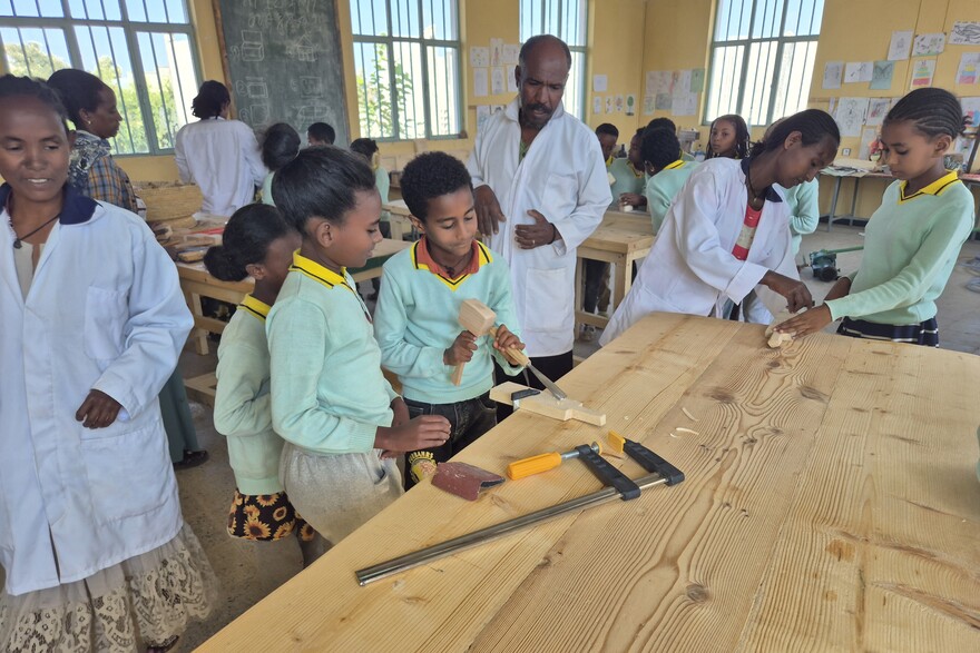 Kinder in Äthiopien arbeiten in einem Klassenzimmer mit Holz