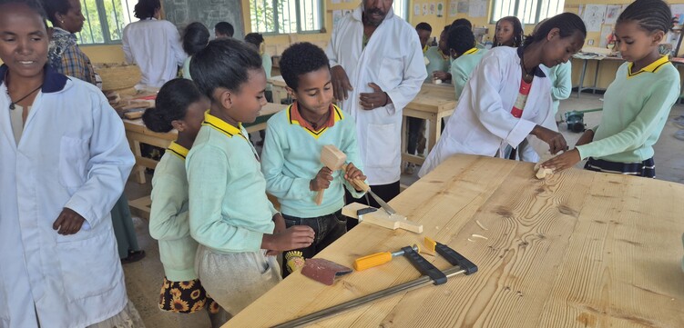 Kinder in Äthiopien arbeiten in einem Klassenzimmer mit Holz