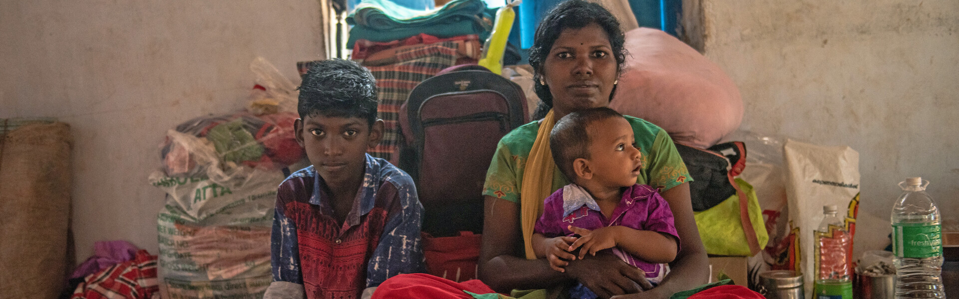 Nach der Flut in Indien sind Achu und seine Familie in einer Notunterkunft untergekommen