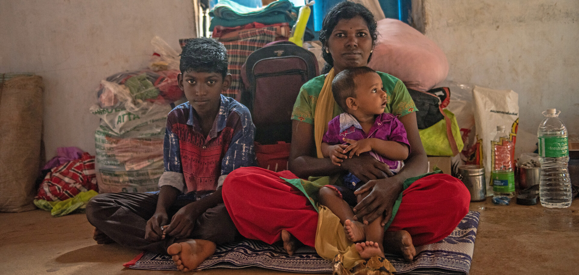 Nach der Flut in Indien sind Achu und seine Familie in einer Notunterkunft untergekommen Nach der Flut in Indien sind Achu und seine Familie in einer Notunterkunft untergekommen
