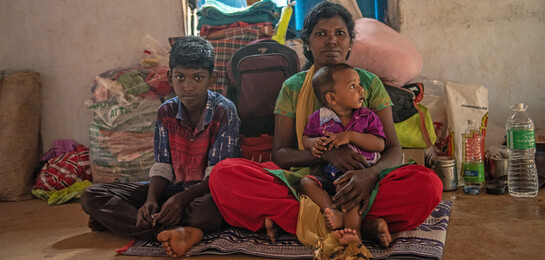 Nach der Flut in Indien sind Achu und seine Familie in einer Notunterkunft untergekommen