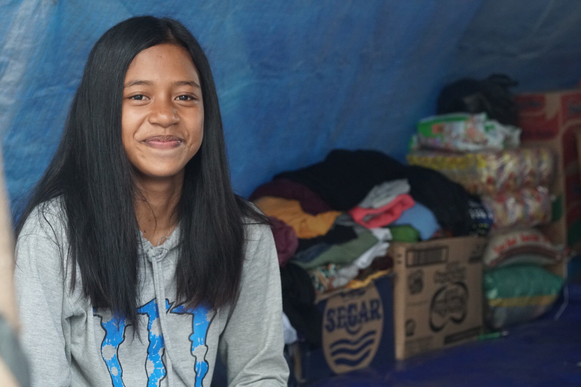 Das Mädchen Matsa gehört zu den Menschen, die Erdbeben & Tsunami auf Sulawesi überlebt haben Das Mädchen Matsa gehört zu den Menschen, die Erdbeben & Tsunami auf Sulawesi überlebt haben