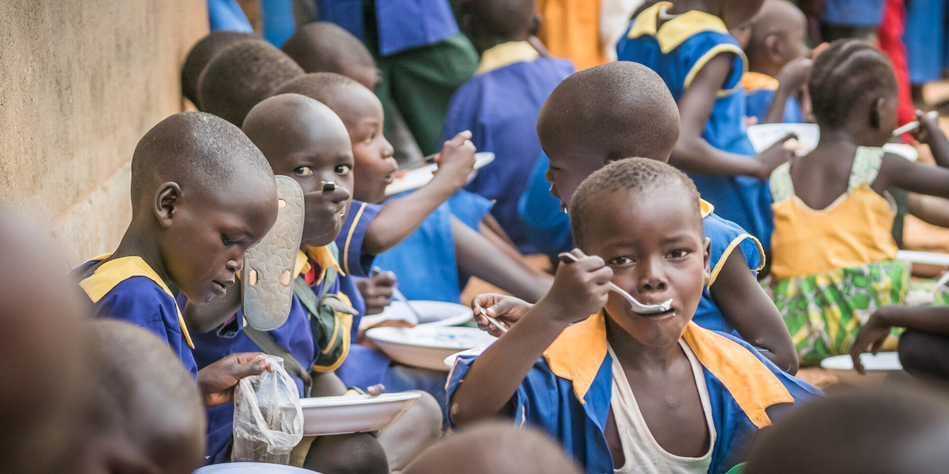 Kinder bei einer Schulspeisung in Afrika Kinder bei einer Schulspeisung in Afrika