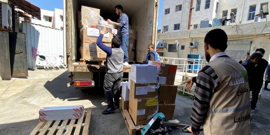 Helfer entladen Hilfsgüter für Menschen in Syrien