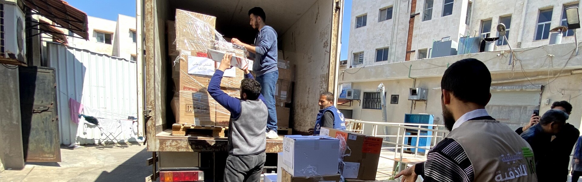 Helfer entladen Hilfsgüter für Menschen in Syrien