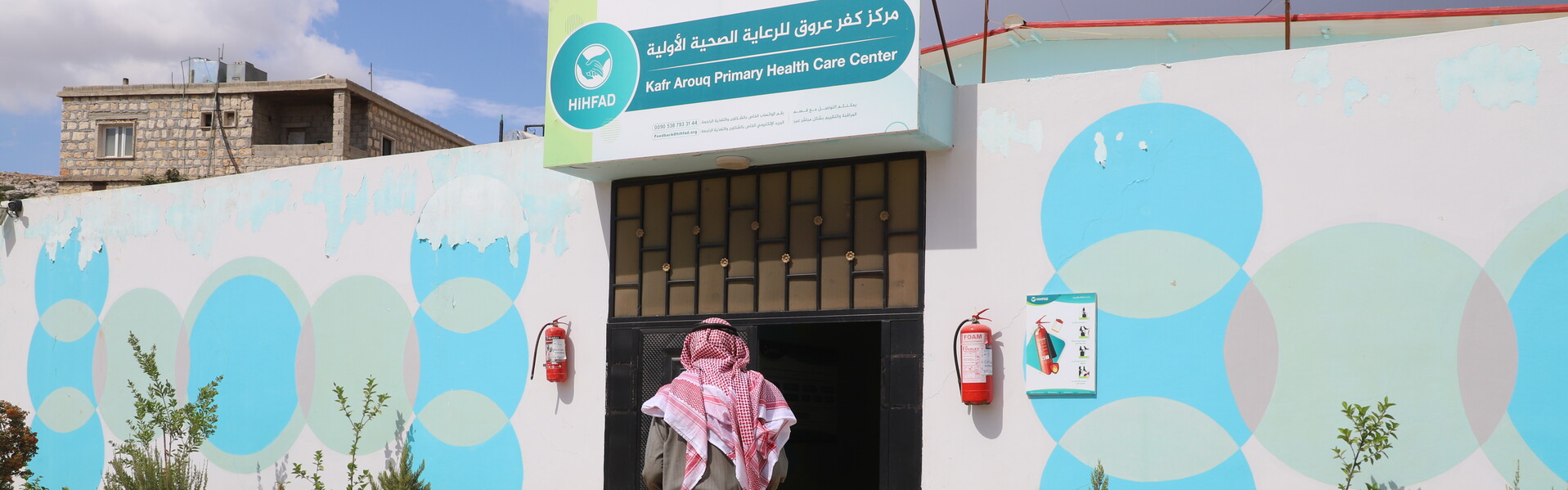 Ein Mann auf dem Weg in eine Klinik in Syrien Ein Mann auf dem Weg in eine Klinik in Syrien