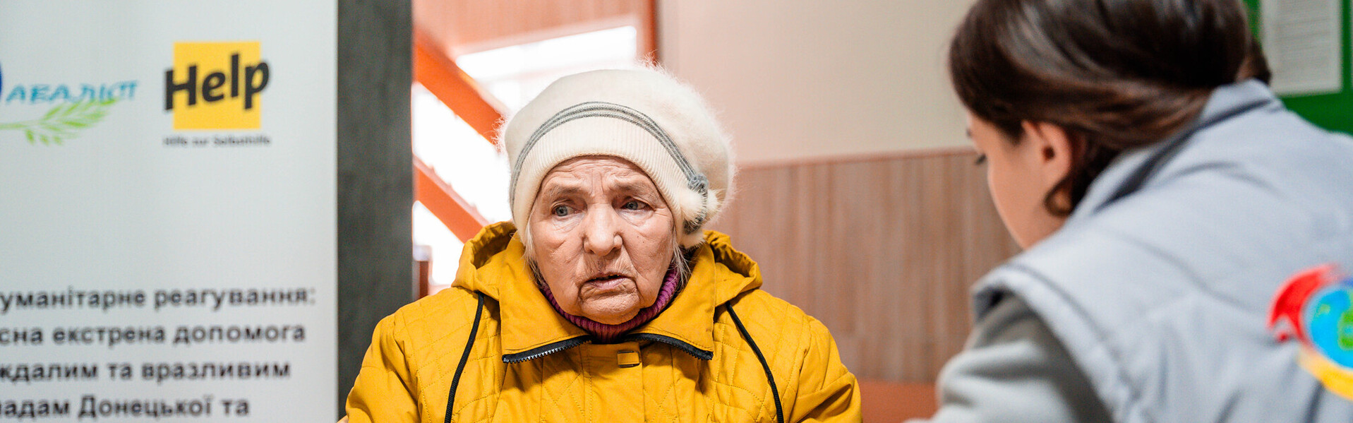 Besonders Menschen in Krisengebieten leiden vermehrt unter Depressionen Eine ältere Frau lässt sich in der Ukraine von einer Helferin beraten