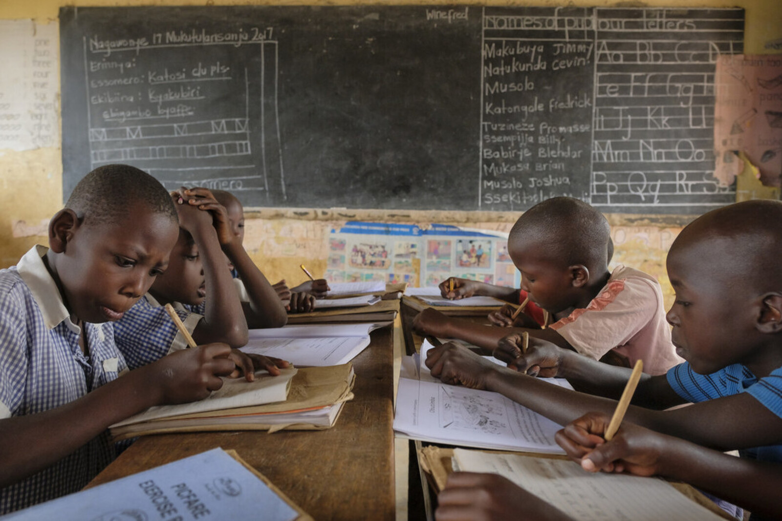 Kinder in Uganda lernen in der Schule