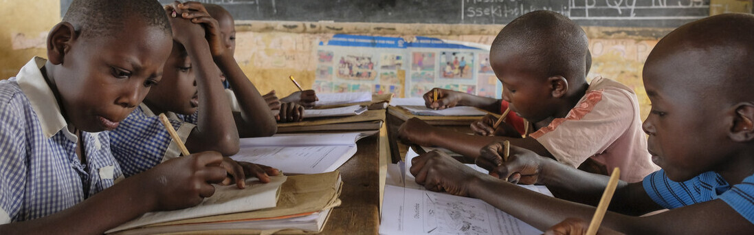 Kinder in Uganda lernen in der Schule