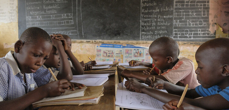 Kinder in Uganda lernen in der Schule