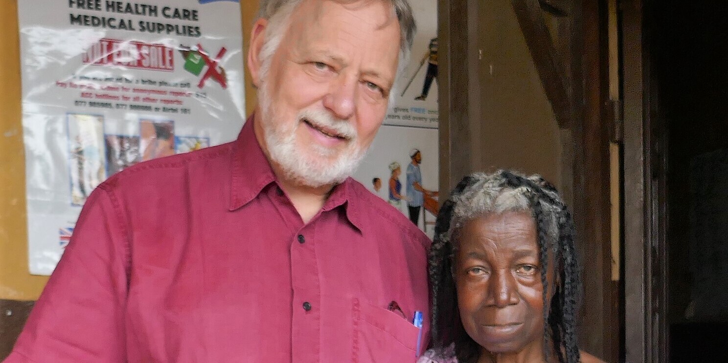 Vorsitzender von TERRA TECH Dr. Gangolf Seitz und die Krankenschwester Theresa Mansaray kümmern sich in der M. M. Maternity and Clinic in Sierra Leone um werdende Mütter Vorsitzender von TERRA TECH Dr. Gangolf Seitz und die Krankenschwester Theresa Mansaray kümmern sich in der M. M. Maternity and Clinic in Sierra Leone um werdende Mütter
