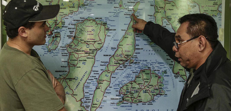 Zwei Männer an einer Karte