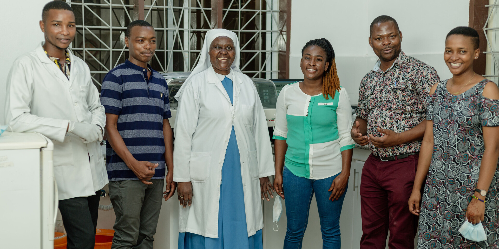 Jacqueline (3.v.r.) und ihr Team versorgen 70 Gesundheitsstationen in Malawi mit Medikamenten und technischer Ausrüstung