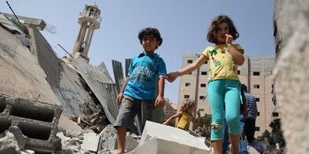 Zwei Kinder stehen im zerstörten Gaza (Archivbild)