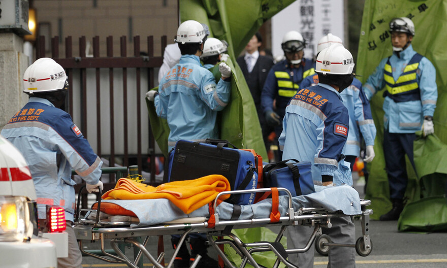 JAPAN-QUAKE/ In Tokio kümmern sich Rettungskräfte um Personen, die verletzt wurden. © REUTERS/KYODO Kyodo