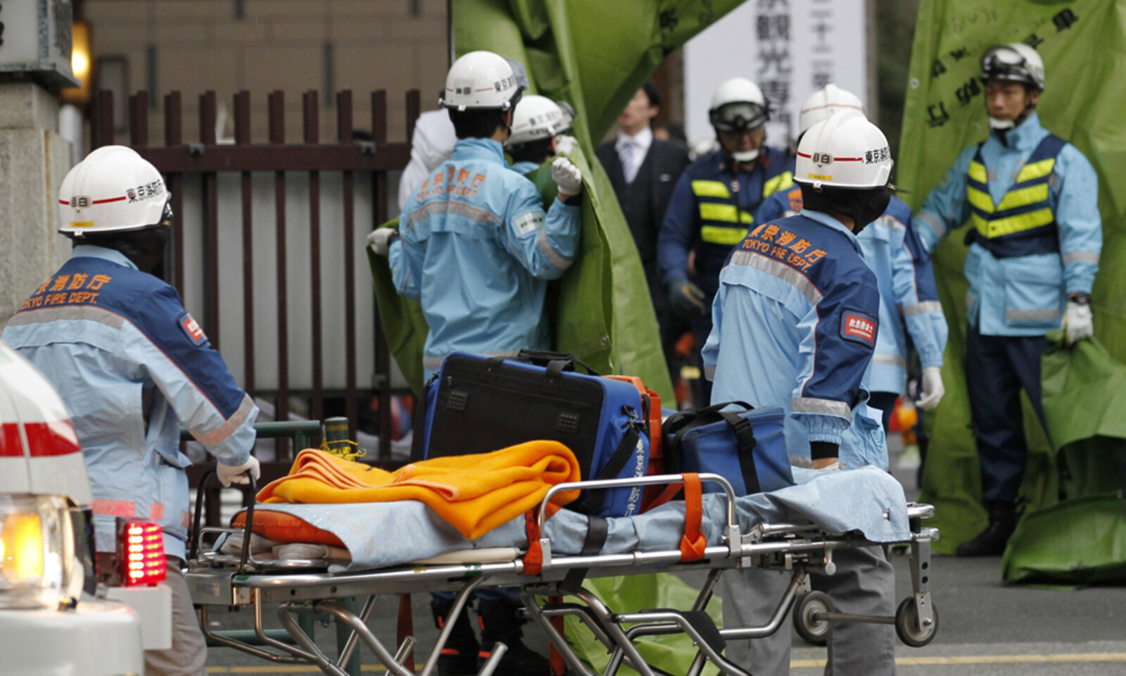 In Tokio kümmern sich Rettungskräfte um Personen, die verletzt wurden. © REUTERS/KYODO Kyodo