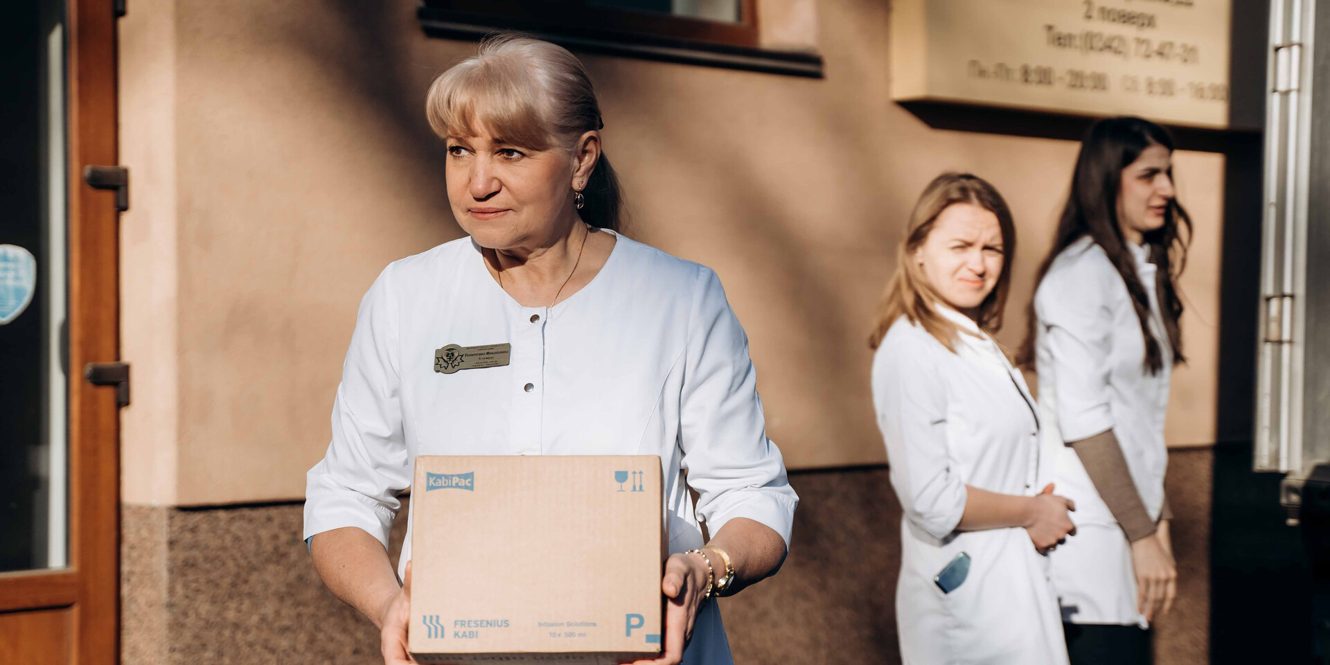 Krankenschwestern in der Westukraine nehmen Hilfslieferungen von action medeor entgegen