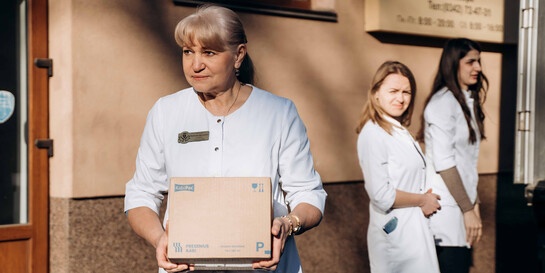 Krankenschwestern in der Westukraine nehmen Hilfslieferungen von action medeor entgegen