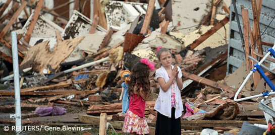 Kinder in den Trümmern, nachdem der Tornado über Moore hinweggefegt ist.