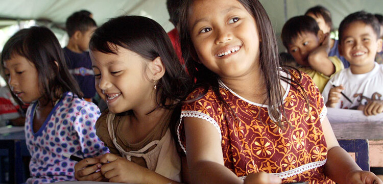 Nach dem Erdbeben in Indonesien: Schulunterricht in einem Zelt