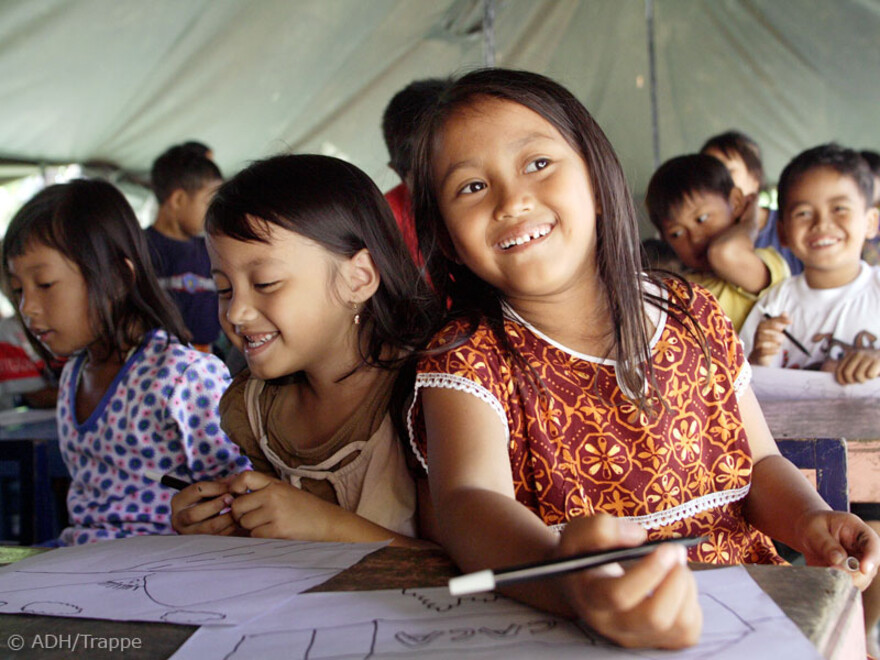 019-800-bildung-19 Nach dem Erdbeben in Indonesien: Schulunterricht in einem Zelt