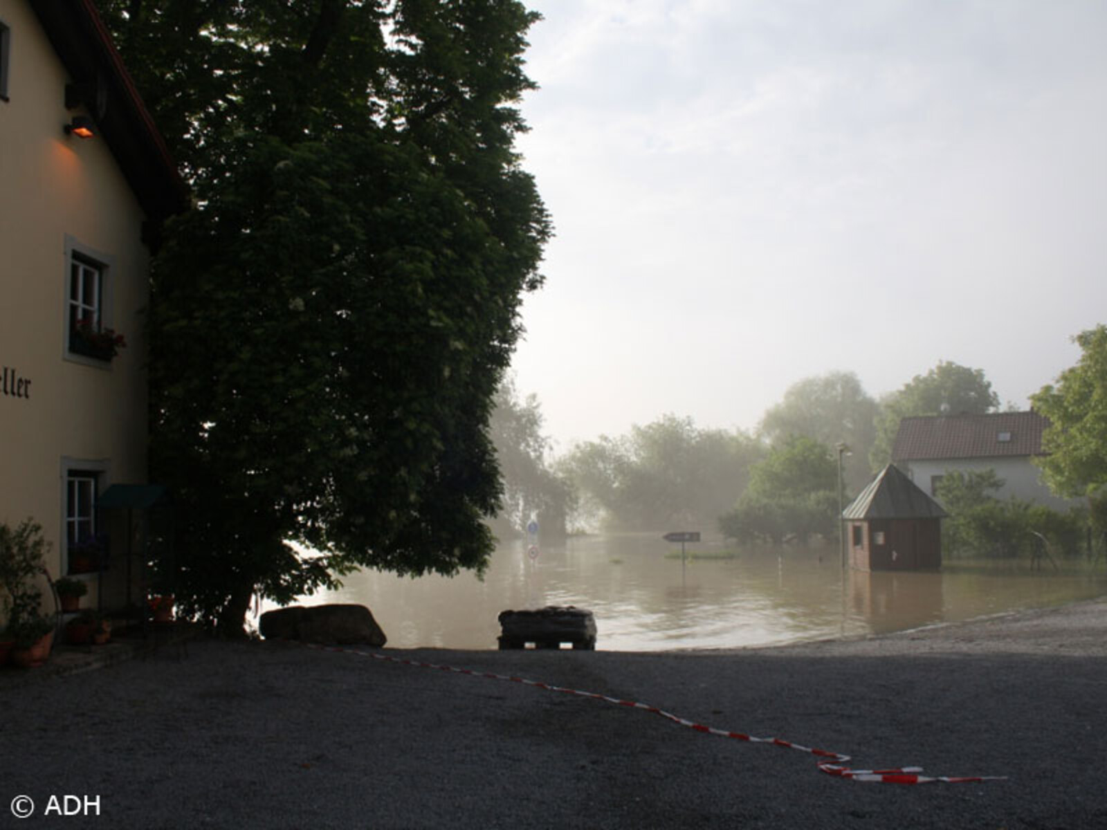 Wasser vor der Eingangstür.