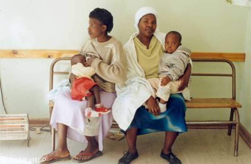 Cholera Simbabwe: Zwei Frauen mit Baby